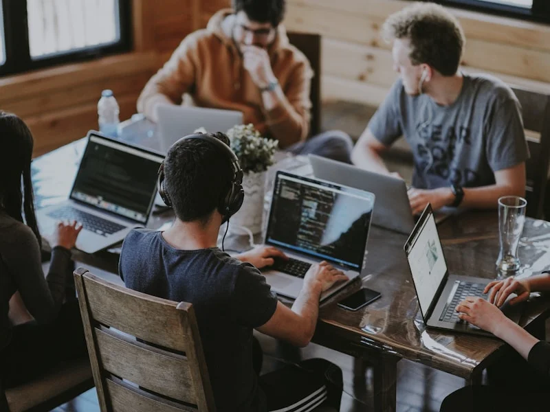 NEGÓCIOS AVANÇADOS COM SAÚDE MENTAL CORPORATIVA